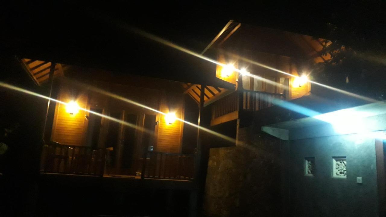 Uma D'Nyuh Homestay Singaraja Extérieur photo